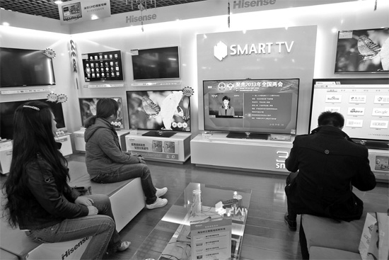 5日，鄭州市的家電賣場里，網(wǎng)絡(luò)電視正在同步直播兩會報(bào)道 東方今報(bào)記者張培方攝
