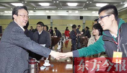 4月22日，省委書記、省人大常委會主任郭庚茂和“聚焦中博·河南行”中部六省媒體采訪團(tuán)成員親切握手