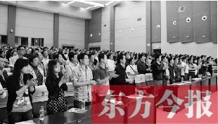 演員謝幕時，沒有觀眾離場，而是全部起立熱烈鼓掌