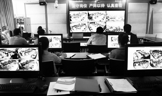 2013年高考首日，鄭州市國(guó)家考試考務(wù)指揮中心內(nèi)，工作人員通過(guò)監(jiān)控器遠(yuǎn)程監(jiān)考