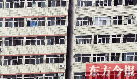 鄭州市城中村眾多類似這樣火柴盒式的房間，成了大中專畢業(yè)生們暫時(shí)安放青春和夢(mèng)想的地方