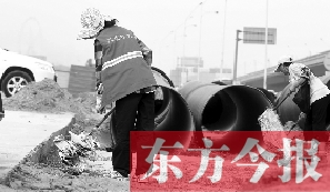 鄭州市鄭東新區(qū)，烈日下工作的環(huán)衛(wèi)工