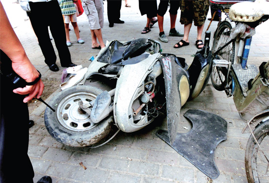 8月3日，棉紡路與六廠前街交叉口附近一輛水泥罐車突然爆胎，路邊一輛電動(dòng)車被沖擊波震翻報(bào)廢