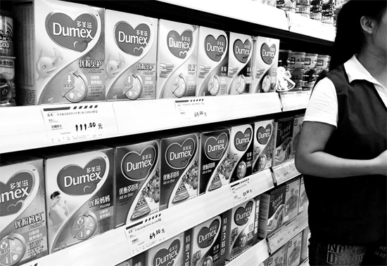 5日，鄭州一家超市內(nèi)，多美滋其他階段奶粉仍在售，但無(wú)人問(wèn)津