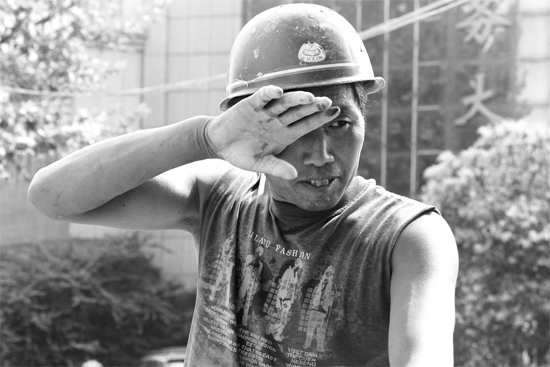 昨日，濟(jì)源市市政工人王紅旗在揮汗工作