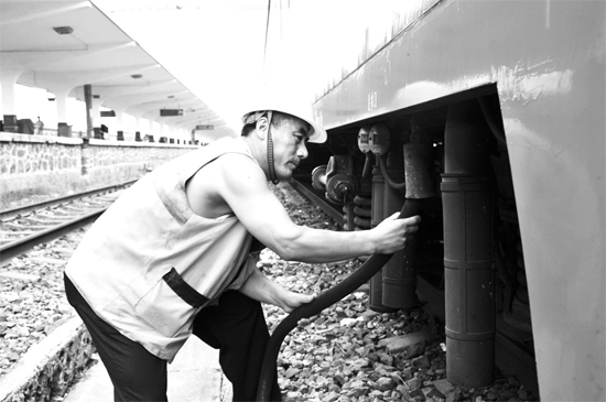 昨日，商丘火車站給水員在烈日下工作