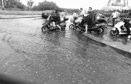 8月7日，鄭州一場暴雨，鄭州多處干道被淹，市民行路如過河