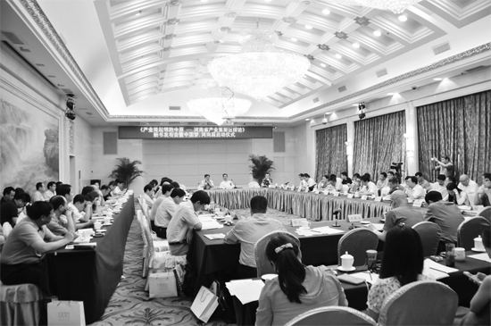 產業(yè)集聚區(qū)會議現(xiàn)場，各位專家學者對河南產業(yè)集聚區(qū)的發(fā)展建言獻策