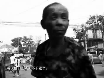 視頻中的男子面對(duì)鏡頭發(fā)泄心中的不滿：不合理，明擺著剝削人