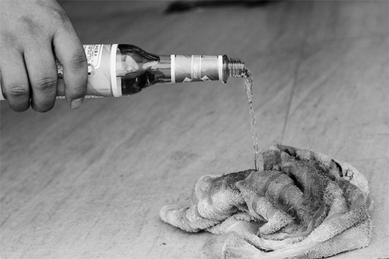 將花露水淋到毛巾上 將花露水淋到毛巾上