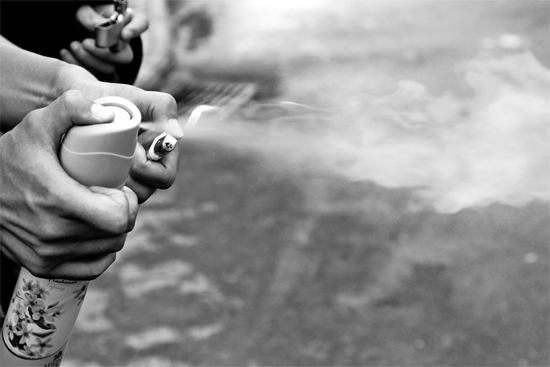 用打火機試著點燃殺蟲氣霧劑噴出的氣霧 用打火機試著點燃殺蟲氣霧劑噴出的氣霧