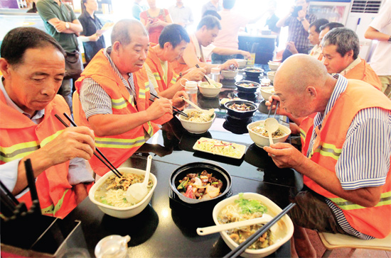 8月18日中午，鄭州市商城路一家飯店邀請33位一線環(huán)衛(wèi)工免費吃頓飯