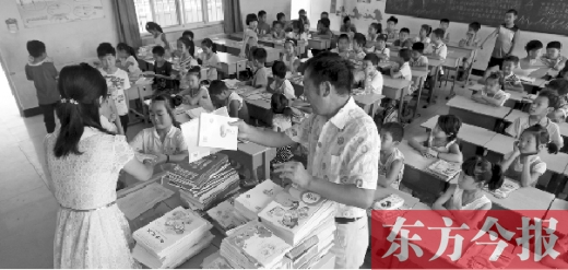 昨天是鄭州市中小學(xué)正式開學(xué)第一天，圖為某小學(xué)的孩子們正在免費(fèi)領(lǐng)取新課本