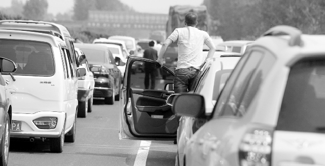 10月7日下午，寧洛高速漯河至商水段，因車(chē)禍發(fā)生擁堵