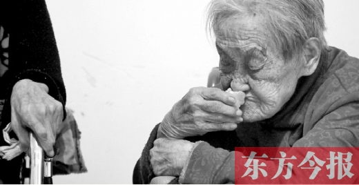 在鄭州惠濟(jì)區(qū)紅樹林老年療養(yǎng)院內(nèi)，一位老人在吃蛋糕