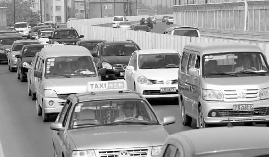 上午11點，鄭州市京廣快速路由北向南的路段已經(jīng)開始擁堵，要是早晚高峰，更是堵得走不成