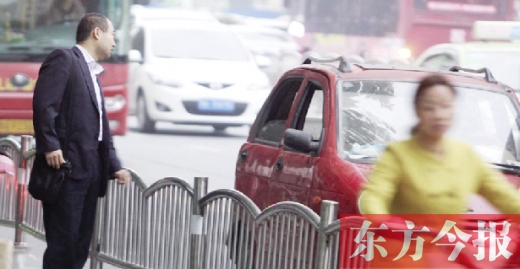 昨日下午5點40分，一男子久久未等到出租車，一輛“黑三輪”車主便和他搭訕