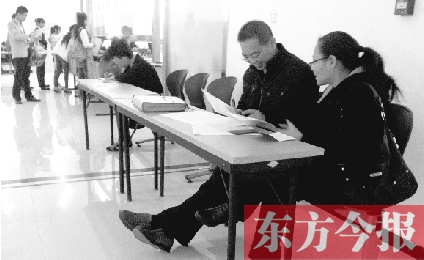 　　10月16日，鄭州市社保中心辦事大廳，新增的桌椅方便了前來辦理手續(xù)的市民