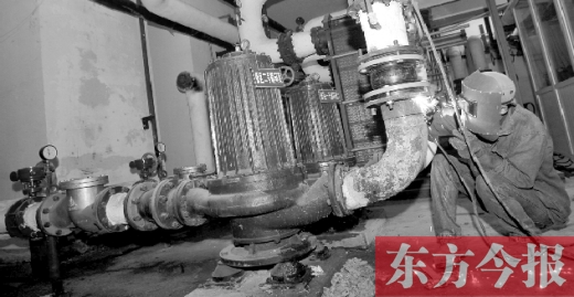 工人師傅正在對(duì)小區(qū)的熱力工作站進(jìn)行檢修 工人師傅正在對(duì)小區(qū)的熱力工作站進(jìn)行檢修