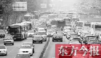 昨日下午4點，在花園路與黃河路口附近，車堵成了“一鍋粥”