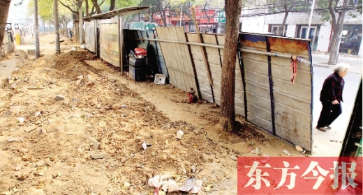 鄭州市紅專路與政七街交叉口，一工地“圍而不動”，步行者只好擇路而行