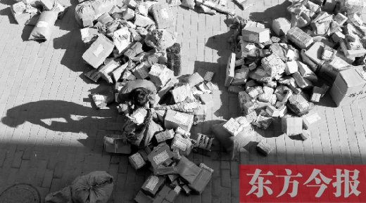 “雙十一”后，快遞員忙著送包裹，連水也不敢喝