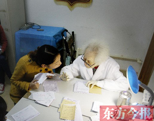 昨日，97歲的“醫(yī)生奶奶”胡佩蘭在給患者看病
