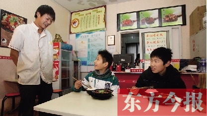 11月30日，鄭州市81中的兩位學(xué)生用勞動(dòng)為自己掙了一頓中午飯，心里很高興