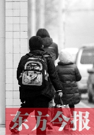 一名學(xué)生背著書(shū)包走出校門(mén)準(zhǔn)備回家。教育部發(fā)布規(guī)定，其中明確規(guī)定教師收禮、有償補(bǔ)課等行為將受到相應(yīng)處分