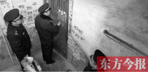 12月3日，鄭州市隴海路。執(zhí)法人員欲進(jìn)入一戶未辦狗證的居民家中，強行將狗帶走