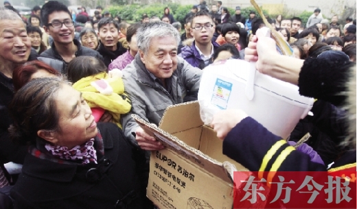 昨日，鄭州金源第一城小區(qū)。除了能領到地鐵試乘劵，還有獎品可拿