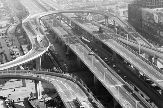 昨日，已經(jīng)開始施劃交通標(biāo)線的鄭州市三環(huán)快速路北環(huán)高架橋部分