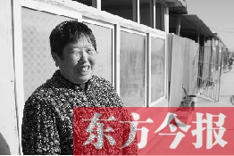 在京水村的臨時過渡區(qū)內(nèi)，一位大媽在儲存大白菜