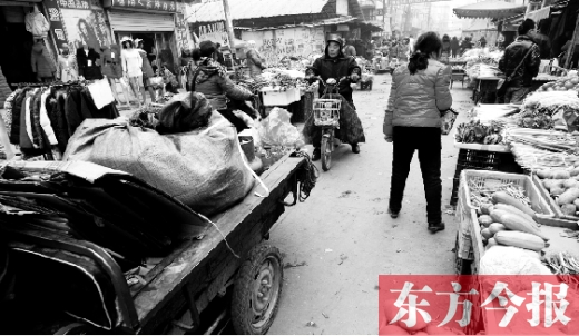 和所有的都市村莊一樣，老鴉陳也充滿著形形色色的人，窄窄的巷子因占道經(jīng)營變得更加狹窄