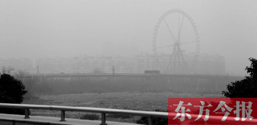 我看！我再看！我都看不見世紀歡樂園的巨大摩天輪了，送孩子上學(xué)的路，真快看不清了