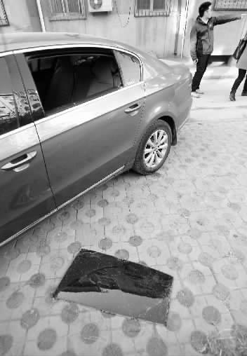 12月12日，鄭州市東明路11號(hào)院被砸壞車(chē)窗盜取財(cái)物的車(chē)輛