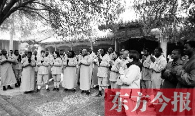 20名非洲洋弟子領(lǐng)取結(jié)業(yè)證書前，虔誠(chéng)聆聽少林寺方丈禪語(yǔ)