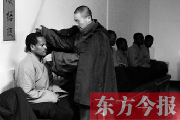 少林功夫講究禪武合一，坐禪當(dāng)然少不了,別看就是坐坐，姿勢(shì)都要師傅教