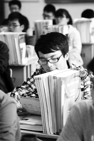 一所學(xué)校的高三學(xué)生正在加班加點復(fù)習(xí)，不少同學(xué)都開始為自主招生報名忙活了