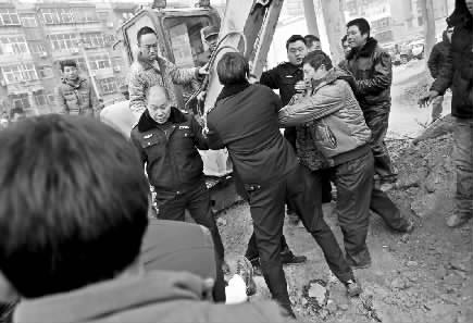 因不江城管執(zhí)法人員的做法，自來水公司施工人員一度和城管執(zhí)法人員發(fā)生拉扯