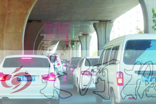 交警在東風(fēng)路從北向南上橋口處擺上反光錐，間歇放行