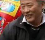 采訪我先買個(gè)氣球吧！大爺霸氣回答