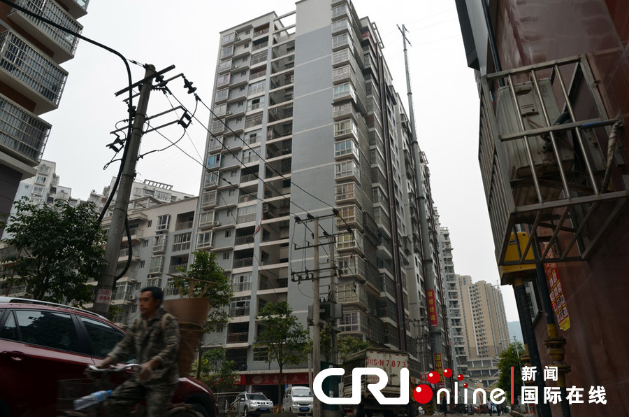 2013年4月2日，四川達(dá)城，電線桿足足有19層樓高，而且離小區(qū)住戶的房屋很近。圖片來源:張驥/CF