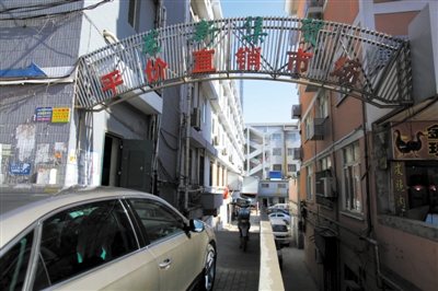 昨日，從事活禽宰殺的許某確認為感染H7N9禽流感確診病例，其所工作的南京江寧區(qū)東新農貿市場仍正常營業(yè)