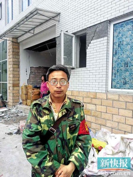 被免副鄉(xiāng)長楊成毅成災(zāi)區(qū)首位免職干部，接受新快報記者采訪時稱：“服從組織決定，大難當(dāng)前官位不要緊”