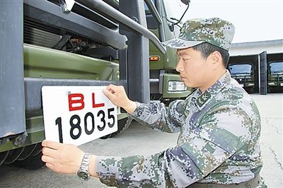 駐京某部上士高振超正在認真更換新式軍車號牌?！　　”緢笥浾摺∫『綌z
