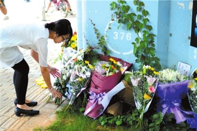 6月8日下午，記者來到廈門公交車爆炸事發(fā)現(xiàn)場橋下，附近已聚集了十幾個自發(fā)前來悼念的市民。橋墩下排放了一圈或黃或白的菊花，還有玖瑰、百合等。