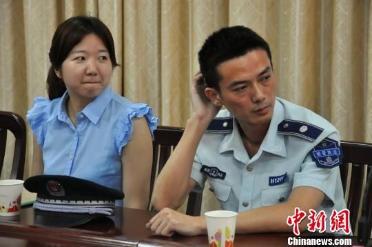 圖為參與“體驗式執(zhí)法”的兩名城管隊員?！埱邸z