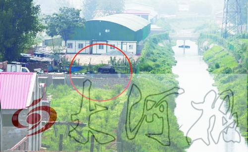 　彩虹橋西南側有一個大型地溝油加工窩點，廢水流入旁邊的排水渠。