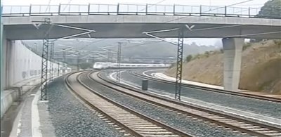 時(shí)速190公里的列車(chē)通過(guò)一個(gè)限速80公里的急轉(zhuǎn)彎。